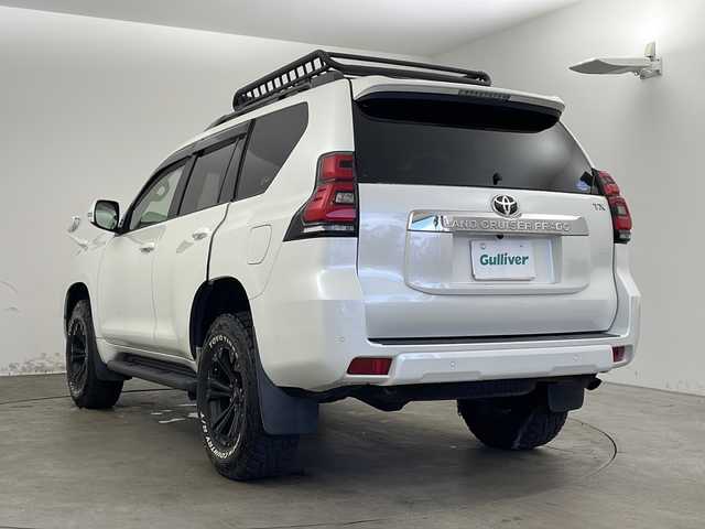 トヨタ ランドクルーザー プラド TX 兵庫県 2017(平29)年 5.7万km ホワイトパールクリスタルシャイン ・4WD/・純正9インチSDナビ＆フルセグ＆BT＆DVD/・バックカメラ/・トヨタセーフティーセンス/・レーンディバチャーアラート/・プリクラッシュセーフティ/・オートマチックハイビーム/・クリアランスソナー/・レーダークルーズコントロール/・ルーフレール/・ルーフキャリア/・社外17インチアルミホイール/・オープンカントリーR/T/・LEDライト/・LEDフォグ/・スマートキー/・プッシュスタート/・ビルトインETC/・フロアマット/・横滑り防止装置/・W＋サイドエアバック/・カーテンエアバック