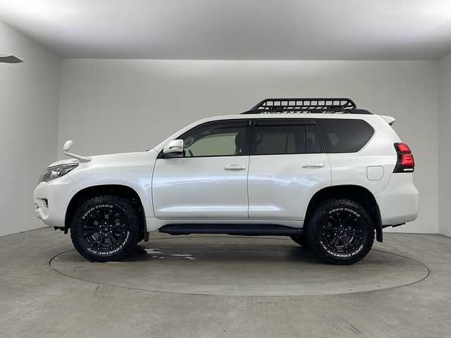 トヨタ ランドクルーザー プラド TX 兵庫県 2017(平29)年 5.7万km ホワイトパールクリスタルシャイン ・4WD/・純正9インチSDナビ＆フルセグ＆BT＆DVD/・バックカメラ/・トヨタセーフティーセンス/・レーンディバチャーアラート/・プリクラッシュセーフティ/・オートマチックハイビーム/・クリアランスソナー/・レーダークルーズコントロール/・ルーフレール/・ルーフキャリア/・社外17インチアルミホイール/・オープンカントリーR/T/・LEDライト/・LEDフォグ/・スマートキー/・プッシュスタート/・ビルトインETC/・フロアマット/・横滑り防止装置/・W＋サイドエアバック/・カーテンエアバック