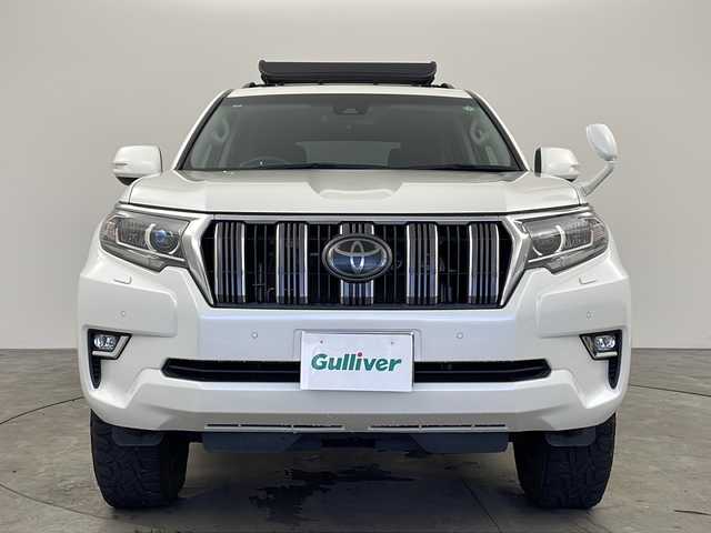 トヨタ ランドクルーザー プラド TX 兵庫県 2017(平29)年 5.7万km ホワイトパールクリスタルシャイン ・4WD/・純正9インチSDナビ＆フルセグ＆BT＆DVD/・バックカメラ/・トヨタセーフティーセンス/・レーンディバチャーアラート/・プリクラッシュセーフティ/・オートマチックハイビーム/・クリアランスソナー/・レーダークルーズコントロール/・ルーフレール/・ルーフキャリア/・社外17インチアルミホイール/・オープンカントリーR/T/・LEDライト/・LEDフォグ/・スマートキー/・プッシュスタート/・ビルトインETC/・フロアマット/・横滑り防止装置/・W＋サイドエアバック/・カーテンエアバック