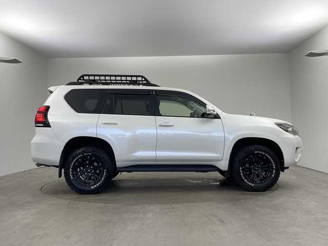 トヨタ ランドクルーザー プラド TX 兵庫県 2017(平29)年 5.7万km ホワイトパールクリスタルシャイン ・4WD/・純正9インチSDナビ＆フルセグ＆BT＆DVD/・バックカメラ/・トヨタセーフティーセンス/・レーンディバチャーアラート/・プリクラッシュセーフティ/・オートマチックハイビーム/・クリアランスソナー/・レーダークルーズコントロール/・ルーフレール/・ルーフキャリア/・社外17インチアルミホイール/・オープンカントリーR/T/・LEDライト/・LEDフォグ/・スマートキー/・プッシュスタート/・ビルトインETC/・フロアマット/・横滑り防止装置/・W＋サイドエアバック/・カーテンエアバック