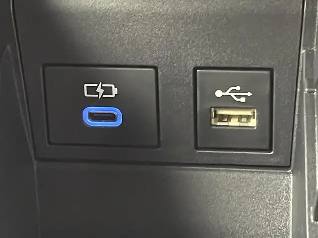 トヨタ ヴォクシー S－G 千葉県 2024(令6)年 1.7万km マッシブグレー 禁煙車/ワンオーナー/両側電動ドア/トヨタセーフティセンス/・プリクラッシュセーフティ/・プリクラッシュセーフティブレーキ/・クリアランスソナー/・レーダークルーズコントロール/・レーンキープアシスト/・レーンディパーチャーアラート/13.2型有機ELフリップダウンモニター/純正10.5インチディスプレイオーディオ/・CD/DVD/USB/Bluetooth/フルセグTV/・ビルトインETC2.0 /・バックカメラ/革巻きステアリング/・ステアリングスイッチ/MT付きAT/電子パーキング/・ブレーキホールド/左右独立エアコン/純正フロアマット/純正ドアバイザー/純正16インチAW/オートライト/・オートマチックハイビーム/・LEDヘッドライト/・LEDフォグランプ/・ヘッドライトレベライザー