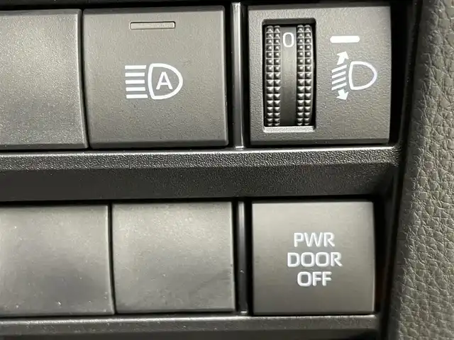 トヨタ ヴォクシー S－G 千葉県 2024(令6)年 1.7万km マッシブグレー 禁煙車/ワンオーナー/両側電動ドア/トヨタセーフティセンス/・プリクラッシュセーフティ/・プリクラッシュセーフティブレーキ/・クリアランスソナー/・レーダークルーズコントロール/・レーンキープアシスト/・レーンディパーチャーアラート/13.2型有機ELフリップダウンモニター/純正10.5インチディスプレイオーディオ/・CD/DVD/USB/Bluetooth/フルセグTV/・ビルトインETC2.0 /・バックカメラ/革巻きステアリング/・ステアリングスイッチ/MT付きAT/電子パーキング/・ブレーキホールド/左右独立エアコン/純正フロアマット/純正ドアバイザー/純正16インチAW/オートライト/・オートマチックハイビーム/・LEDヘッドライト/・LEDフォグランプ/・ヘッドライトレベライザー