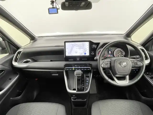 トヨタ ヴォクシー S－G 千葉県 2024(令6)年 1.7万km マッシブグレー 禁煙車/ワンオーナー/両側電動ドア/トヨタセーフティセンス/・プリクラッシュセーフティ/・プリクラッシュセーフティブレーキ/・クリアランスソナー/・レーダークルーズコントロール/・レーンキープアシスト/・レーンディパーチャーアラート/13.2型有機ELフリップダウンモニター/純正10.5インチディスプレイオーディオ/・CD/DVD/USB/Bluetooth/フルセグTV/・ビルトインETC2.0 /・バックカメラ/革巻きステアリング/・ステアリングスイッチ/MT付きAT/電子パーキング/・ブレーキホールド/左右独立エアコン/純正フロアマット/純正ドアバイザー/純正16インチAW/オートライト/・オートマチックハイビーム/・LEDヘッドライト/・LEDフォグランプ/・ヘッドライトレベライザー