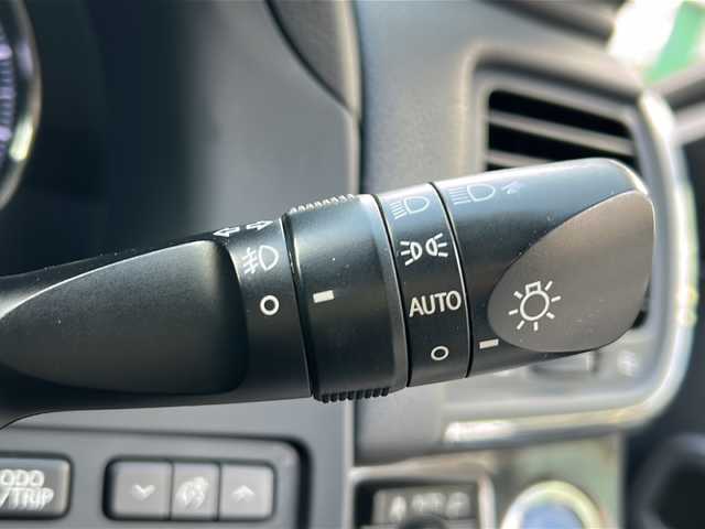 トヨタ クラウン ハイブリッド アスリートS 沖縄県 2013(平25)年 12.2万km シルバーM 純正ナビ/（ＡＭ／ＦＭ／ＣＤ／ＤＶＤ／ＢＴ）　/フルセグＴＶ　/バックモニター　/純正１７インチＡＷ　/電動リアゲート　/パワーシート　/レザーシート　オートライト　/クルコン　/ＥＴＣ　/スマートキー　/ＬＥＤヘッドライト/スマートキー/純正フロアマット