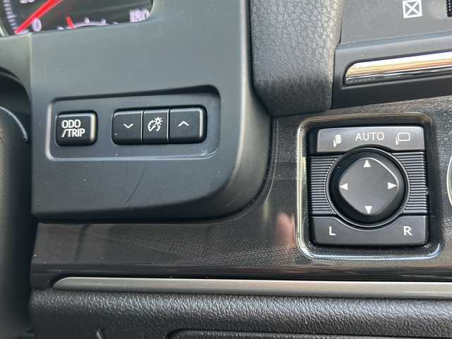 トヨタ クラウン ハイブリッド アスリートS 沖縄県 2013(平25)年 12.2万km シルバーM 純正ナビ/（ＡＭ／ＦＭ／ＣＤ／ＤＶＤ／ＢＴ）　/フルセグＴＶ　/バックモニター　/純正１７インチＡＷ　/電動リアゲート　/パワーシート　/レザーシート　オートライト　/クルコン　/ＥＴＣ　/スマートキー　/ＬＥＤヘッドライト/スマートキー/純正フロアマット