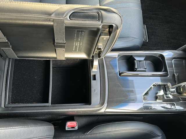 トヨタ クラウン ハイブリッド アスリートS 沖縄県 2013(平25)年 12.2万km シルバーM 純正ナビ/（ＡＭ／ＦＭ／ＣＤ／ＤＶＤ／ＢＴ）　/フルセグＴＶ　/バックモニター　/純正１７インチＡＷ　/電動リアゲート　/パワーシート　/レザーシート　オートライト　/クルコン　/ＥＴＣ　/スマートキー　/ＬＥＤヘッドライト/スマートキー/純正フロアマット