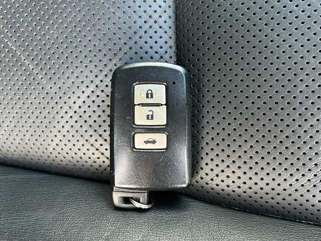 トヨタ クラウン ハイブリッド アスリートS 沖縄県 2013(平25)年 12.2万km シルバーM 純正ナビ/（ＡＭ／ＦＭ／ＣＤ／ＤＶＤ／ＢＴ）　/フルセグＴＶ　/バックモニター　/純正１７インチＡＷ　/電動リアゲート　/パワーシート　/レザーシート　オートライト　/クルコン　/ＥＴＣ　/スマートキー　/ＬＥＤヘッドライト/スマートキー/純正フロアマット