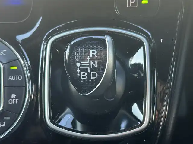 トヨタ ノア ハイブリッド Si 愛知県 2017(平29)年 7.5万km ホワイトパールクリスタルシャイン モデリスタエアロ/ワンオーナー/純正10型ナビ【Bluetooth CD DVD SD フルセグ　品番：NSZN-Z66T】/GPSレーダー探知機【品番：AR-３３】/ドライブレコーダー/ビルトインETC /バックカメラ/両側パワースライドドア/クルーズコントロール/衝突軽減ブレーキ/レーンキープアシスト/車両接近通報装置/先行車発進告知/LEDヘッドライト/オートライト/オートマチックハイビーム/フォグランプ/オート電動格納ドアミラー/ステアリングリモコン/ドアバイザー/スマートキー/禁煙車