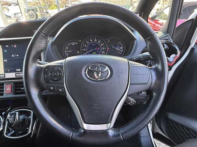 トヨタ ノア ハイブリッド Si 愛知県 2017(平29)年 7.5万km ホワイトパールクリスタルシャイン モデリスタエアロ/ワンオーナー/純正10型ナビ【Bluetooth CD DVD SD フルセグ　品番：NSZN-Z66T】/GPSレーダー探知機【品番：AR-３３】/ドライブレコーダー/ビルトインETC /バックカメラ/両側パワースライドドア/クルーズコントロール/衝突軽減ブレーキ/レーンキープアシスト/車両接近通報装置/先行車発進告知/LEDヘッドライト/オートライト/オートマチックハイビーム/フォグランプ/オート電動格納ドアミラー/ステアリングリモコン/ドアバイザー/スマートキー/禁煙車