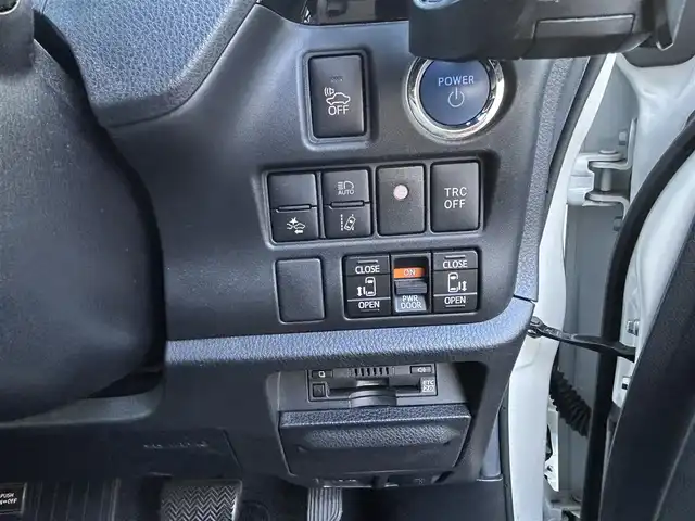 トヨタ ノア ハイブリッド Si 愛知県 2017(平29)年 7.5万km ホワイトパールクリスタルシャイン モデリスタエアロ/ワンオーナー/純正10型ナビ【Bluetooth CD DVD SD フルセグ　品番：NSZN-Z66T】/GPSレーダー探知機【品番：AR-３３】/ドライブレコーダー/ビルトインETC /バックカメラ/両側パワースライドドア/クルーズコントロール/衝突軽減ブレーキ/レーンキープアシスト/車両接近通報装置/先行車発進告知/LEDヘッドライト/オートライト/オートマチックハイビーム/フォグランプ/オート電動格納ドアミラー/ステアリングリモコン/ドアバイザー/スマートキー/禁煙車