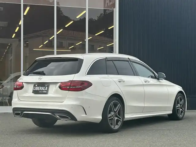 メルセデス・ベンツ Ｃ２００ ステーションワゴン アバンギャルドAMGライン 福岡県 2019(平31)年 4.2万km 白 レザーエクスクルーシブパッケージ/レーダーセーフティパッケージ/アダプティブクルーズコントロール/ブラインドスポットモニター/レーンキープアシスト/ヘッドアップディスプレイ/赤革シート/前席シートヒーター/純正ナビ/Applecarplay/フルセグTV/バックカメラ/LEDヘッドライト/オートハイビーム/パワーバックドア/パヒュームデュヒューザー/純正18インチアルミホイール/ドライブレコーダー/ETC/取扱説明書/保証書