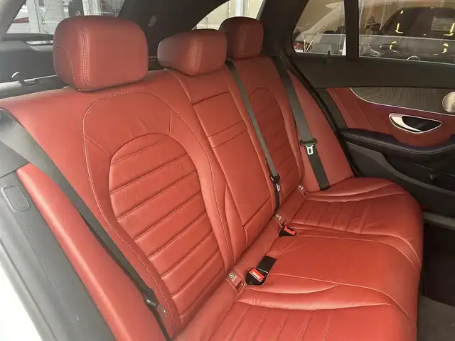 メルセデス・ベンツ Ｃ２００ ステーションワゴン アバンギャルドAMGライン 福岡県 2019(平31)年 4.2万km 白 レザーエクスクルーシブパッケージ/レーダーセーフティパッケージ/アダプティブクルーズコントロール/ブラインドスポットモニター/レーンキープアシスト/ヘッドアップディスプレイ/赤革シート/前席シートヒーター/純正ナビ/Applecarplay/フルセグTV/バックカメラ/LEDヘッドライト/オートハイビーム/パワーバックドア/パヒュームデュヒューザー/純正18インチアルミホイール/ドライブレコーダー/ETC/取扱説明書/保証書