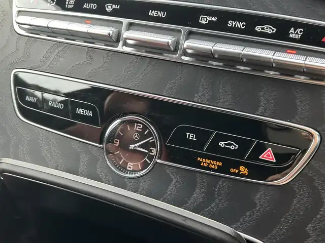 メルセデス・ベンツ Ｃ２００ ステーションワゴン アバンギャルドAMGライン 福岡県 2019(平31)年 4.2万km 白 レザーエクスクルーシブパッケージ/レーダーセーフティパッケージ/アダプティブクルーズコントロール/ブラインドスポットモニター/レーンキープアシスト/ヘッドアップディスプレイ/赤革シート/前席シートヒーター/純正ナビ/Applecarplay/フルセグTV/バックカメラ/LEDヘッドライト/オートハイビーム/パワーバックドア/パヒュームデュヒューザー/純正18インチアルミホイール/ドライブレコーダー/ETC/取扱説明書/保証書