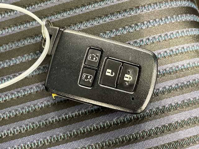 トヨタ ヴォクシー ZS 煌Ⅱ 栃木県 2016(平28)年 10.7万km ブラッキッシュアゲハガラスフレーク アルパイン製ナビ/　（CD/DVD/フルセグTV/Bluetooth）/バックカメラ/アルパインフリップダウンモニター/トヨタセーフティセンス/・プリクラッシュセーフティ/・レーンディパーチャーアラート/・オートハイビームアシスト/ビルトインETC/両側パワースライドドア/LEDヘッドライト/フロントフォグ/スマートキー/プッシュスタート/アイドリングストップ/ステアリングスイッチ/純正フロアマット