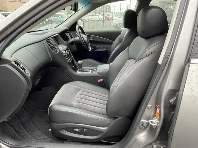日産 スカイライン クロスオーバー 370GT FOUR 道央・札幌 2009(平21)年 15.5万km ブレードシルバー ４WD/サンルーフ/純正ディーラーOPナビ/CD/DVD/BT/フルセグ/横滑り防止装置/AFS/バック/サイド（左のみ）カメラ/ビルトインETC/SNOWMODE/全席パワーシート/ハーフレザーシート/ステアリングリモコン/MTモード付AT/プッシュスタート/スマートキー/HIDヘッドライト/オートライト/フォグランプ/電動格納ミラー/純正フロアマット/スペアキー/純正エンジンスターター/社外AW付夏タイヤ積込/225/55/R18/2018年/山1mm