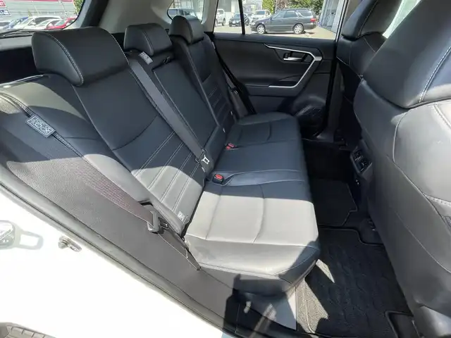 トヨタ ＲＡＶ４ G 道央・札幌 2019(令1)年 3.5万km ホワイトパールクリスタルシャイン ・４WD/・衝突軽減ブレーキ/・社外SDナビ/　CD＆DVD＆BT＆TV/・バックカメラ/・コーナーセンサー/・レーンキープアシスト/・レーダークルーズコントロール/・ブラインドスポットモニター/・レザーシート/・パワーシート/・シートヒーター/・パワーバックドア/・ステアリングヒーター/・ステアリングスイッチ/・プッシュスタート/・スマートキー/・前後ドライブレコーダー/・ビルトインETC/・MT付きAT/・オートエアコン/・オートライト/・オートリトラミラー/・オートハイビーム/・純正フロアマット/・ドアバイザー/・ウィンカーミラー/・フォグライト/・スペアキー