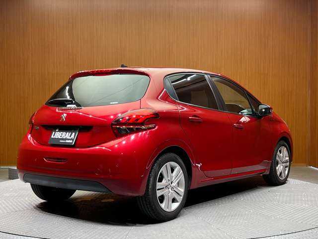 プジョー ２０８ シグネチャー 千葉県 2019(平31)年 2.5万km 赤 特別仕様車　/衝突軽減ブレーキ　/純正ナビ　/フルセグＴＶ　/バックカメラ　/バックソナー　/ＣａｒＰｌａｙ　/専用１６インチＡＷ　/オートライト