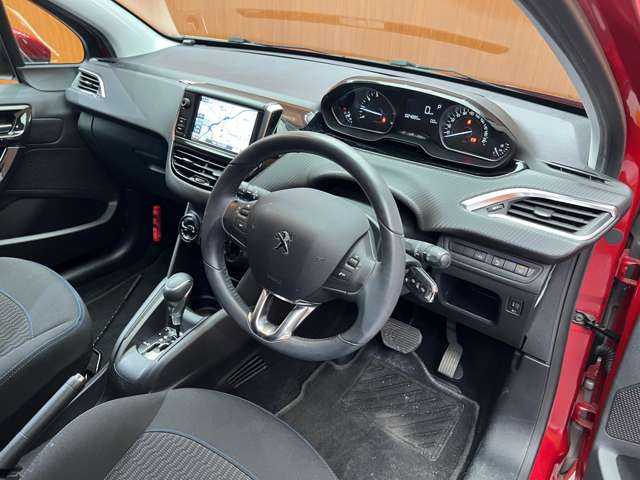プジョー ２０８ シグネチャー 千葉県 2019(平31)年 2.5万km 赤 特別仕様車　/衝突軽減ブレーキ　/純正ナビ　/フルセグＴＶ　/バックカメラ　/バックソナー　/ＣａｒＰｌａｙ　/専用１６インチＡＷ　/オートライト