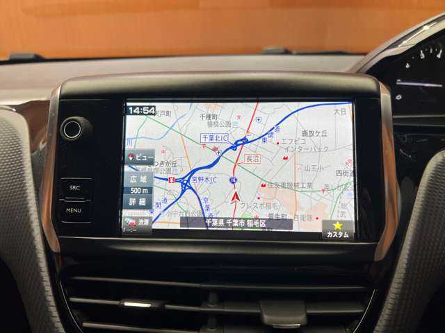 プジョー ２０８ シグネチャー 千葉県 2019(平31)年 2.5万km 赤 特別仕様車　/衝突軽減ブレーキ　/純正ナビ　/フルセグＴＶ　/バックカメラ　/バックソナー　/ＣａｒＰｌａｙ　/専用１６インチＡＷ　/オートライト