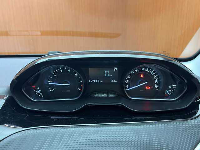 プジョー ２０８ シグネチャー 千葉県 2019(平31)年 2.5万km 赤 特別仕様車　/衝突軽減ブレーキ　/純正ナビ　/フルセグＴＶ　/バックカメラ　/バックソナー　/ＣａｒＰｌａｙ　/専用１６インチＡＷ　/オートライト