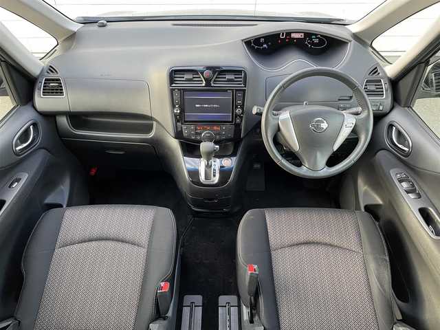 日産 セレナ HWS S HV Vセレ +Sefty 福岡県 2015(平27)年 8.1万km ダイヤモンドブラック 純正8型SDナビ(フルセグTV/CD/DVD/BT)アラウンドビューモニターフリップダウン後席モニターエマージェンシーブレーキコーナーセンサー両側パワスラETC純正LEDヘッドライト純正フロアマット純正16インチアルミホイールスマートキープッシュスタート