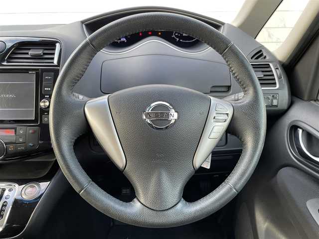 日産 セレナ HWS S HV Vセレ +Sefty 福岡県 2015(平27)年 8.1万km ダイヤモンドブラック 純正8型SDナビ(フルセグTV/CD/DVD/BT)アラウンドビューモニターフリップダウン後席モニターエマージェンシーブレーキコーナーセンサー両側パワスラETC純正LEDヘッドライト純正フロアマット純正16インチアルミホイールスマートキープッシュスタート