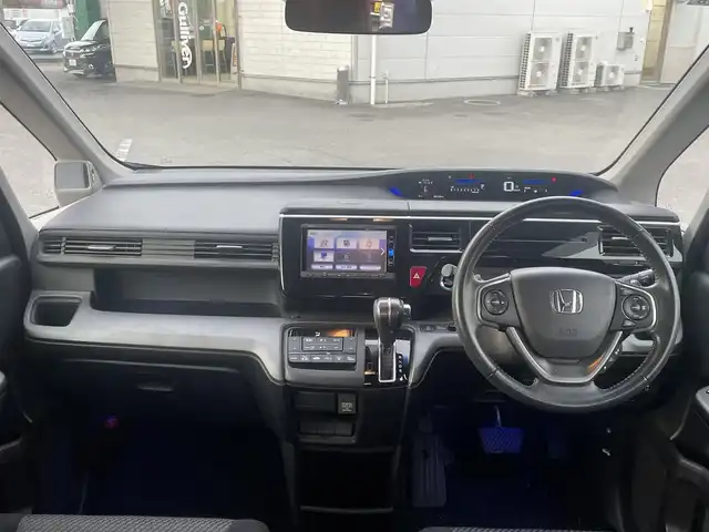ホンダ ステップワゴン スパーダ ホンダセンシング 静岡県 2017(平29)年 6.5万km プレミアムスパークルブラックパール ワンオーナー/ホンダセンシング/・CMBS（衝突軽減ブレーキ）/・アダプティブクルーズコントロール/・LKAS（車線維持支援システム）/・先行発進お知らせ機能/・標識認識機能/・路外逸脱抑制機能/純正メモリナビ/・フルセグ/Bluetooth/SD/DVD/CD/バックカメラ/両側パワースライドドア/スマートキー2個/プッシュスタート/２列目サンシェード/ステアリングリモコン/オートライト/ETC/純正１６インチAW/純正フロアマット/新車時保証書/取扱説明書