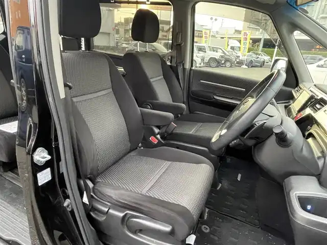 ホンダ ステップワゴン スパーダ ホンダセンシング 静岡県 2017(平29)年 6.5万km プレミアムスパークルブラックパール ワンオーナー/ホンダセンシング/・CMBS（衝突軽減ブレーキ）/・アダプティブクルーズコントロール/・LKAS（車線維持支援システム）/・先行発進お知らせ機能/・標識認識機能/・路外逸脱抑制機能/純正メモリナビ/・フルセグ/Bluetooth/SD/DVD/CD/バックカメラ/両側パワースライドドア/スマートキー2個/プッシュスタート/２列目サンシェード/ステアリングリモコン/オートライト/ETC/純正１６インチAW/純正フロアマット/新車時保証書/取扱説明書