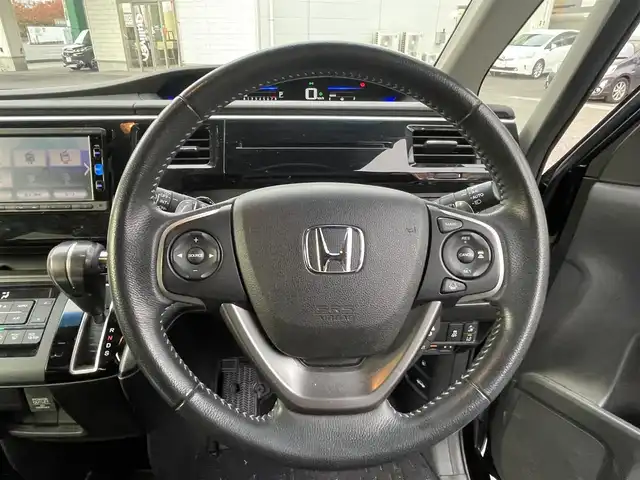 ホンダ ステップワゴン スパーダ ホンダセンシング 静岡県 2017(平29)年 6.5万km プレミアムスパークルブラックパール ワンオーナー/ホンダセンシング/・CMBS（衝突軽減ブレーキ）/・アダプティブクルーズコントロール/・LKAS（車線維持支援システム）/・先行発進お知らせ機能/・標識認識機能/・路外逸脱抑制機能/純正メモリナビ/・フルセグ/Bluetooth/SD/DVD/CD/バックカメラ/両側パワースライドドア/スマートキー2個/プッシュスタート/２列目サンシェード/ステアリングリモコン/オートライト/ETC/純正１６インチAW/純正フロアマット/新車時保証書/取扱説明書