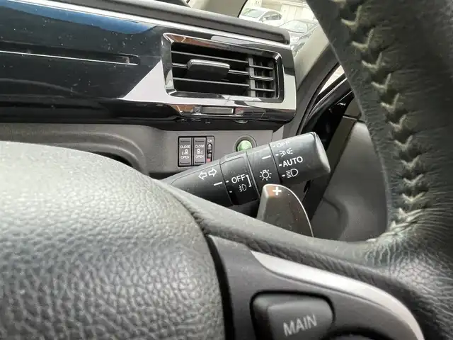 ホンダ ステップワゴン スパーダ ホンダセンシング 静岡県 2017(平29)年 6.5万km プレミアムスパークルブラックパール ワンオーナー/ホンダセンシング/・CMBS（衝突軽減ブレーキ）/・アダプティブクルーズコントロール/・LKAS（車線維持支援システム）/・先行発進お知らせ機能/・標識認識機能/・路外逸脱抑制機能/純正メモリナビ/・フルセグ/Bluetooth/SD/DVD/CD/バックカメラ/両側パワースライドドア/スマートキー2個/プッシュスタート/２列目サンシェード/ステアリングリモコン/オートライト/ETC/純正１６インチAW/純正フロアマット/新車時保証書/取扱説明書