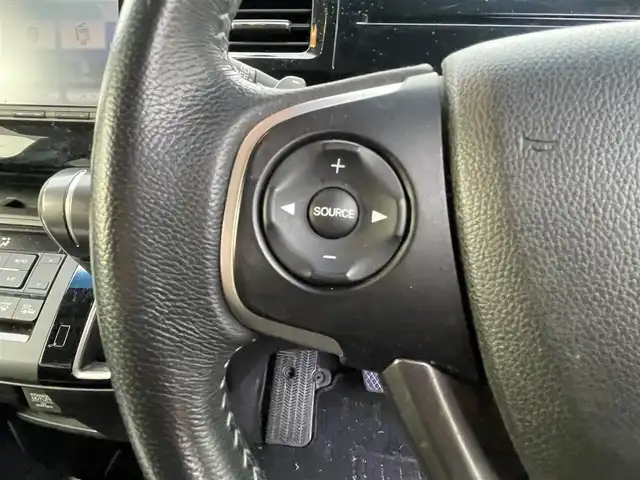 ホンダ ステップワゴン スパーダ ホンダセンシング 静岡県 2017(平29)年 6.5万km プレミアムスパークルブラックパール ワンオーナー/ホンダセンシング/・CMBS（衝突軽減ブレーキ）/・アダプティブクルーズコントロール/・LKAS（車線維持支援システム）/・先行発進お知らせ機能/・標識認識機能/・路外逸脱抑制機能/純正メモリナビ/・フルセグ/Bluetooth/SD/DVD/CD/バックカメラ/両側パワースライドドア/スマートキー2個/プッシュスタート/２列目サンシェード/ステアリングリモコン/オートライト/ETC/純正１６インチAW/純正フロアマット/新車時保証書/取扱説明書