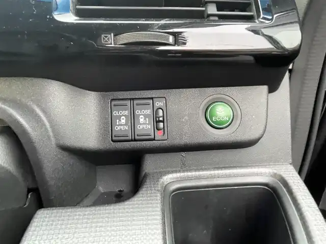 ホンダ ステップワゴン スパーダ ホンダセンシング 静岡県 2017(平29)年 6.5万km プレミアムスパークルブラックパール ワンオーナー/ホンダセンシング/・CMBS（衝突軽減ブレーキ）/・アダプティブクルーズコントロール/・LKAS（車線維持支援システム）/・先行発進お知らせ機能/・標識認識機能/・路外逸脱抑制機能/純正メモリナビ/・フルセグ/Bluetooth/SD/DVD/CD/バックカメラ/両側パワースライドドア/スマートキー2個/プッシュスタート/２列目サンシェード/ステアリングリモコン/オートライト/ETC/純正１６インチAW/純正フロアマット/新車時保証書/取扱説明書