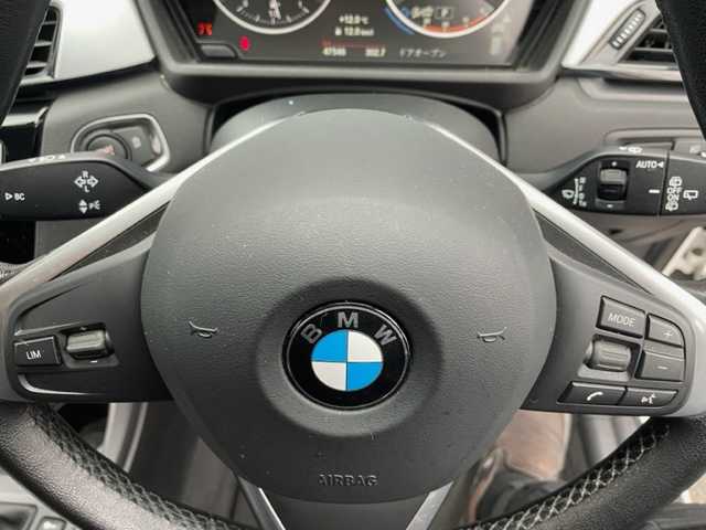 ＢＭＷ Ｘ１ 神奈川県 2017(平29)年 4.8万km パール ターボ/純正HDDナビ/・CD/DVD/BT/SD/リアビューカメラ/パークディスタンスコントロール/ETC内蔵バックミラー/前後ドライブレコーダー/オートマチックトランクリッド/インテリジェントセーフティ/・Cityブレーキ機能付き追突警告/・Cityブレーキ機能付き歩行者警告/・レーンデパーチャーウォーニング/横滑り防止機能/純正17インチAW/タイヤ空気圧警告システム/革巻きステアリング/プッシュEgスタート/ストップ/スマートキー×2/オートライト/純正LEDヘッドライト/フロント/バックフォグ/ターンランプ付き電動格納ドアミラー/純正フロアマット/取扱説明書