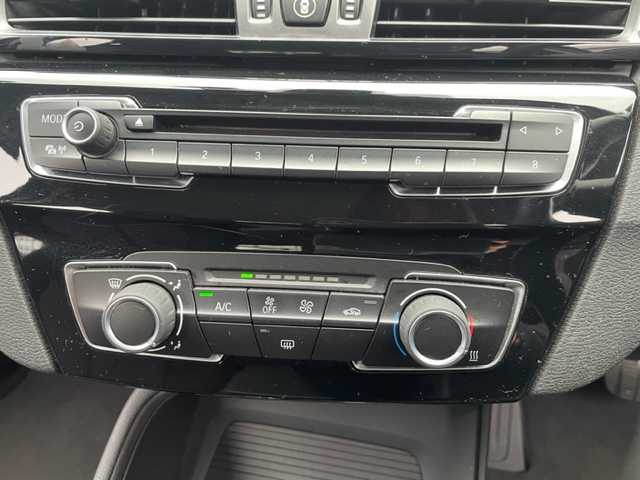 ＢＭＷ Ｘ１ 神奈川県 2017(平29)年 4.8万km パール ターボ/純正HDDナビ/・CD/DVD/BT/SD/リアビューカメラ/パークディスタンスコントロール/ETC内蔵バックミラー/前後ドライブレコーダー/オートマチックトランクリッド/インテリジェントセーフティ/・Cityブレーキ機能付き追突警告/・Cityブレーキ機能付き歩行者警告/・レーンデパーチャーウォーニング/横滑り防止機能/純正17インチAW/タイヤ空気圧警告システム/革巻きステアリング/プッシュEgスタート/ストップ/スマートキー×2/オートライト/純正LEDヘッドライト/フロント/バックフォグ/ターンランプ付き電動格納ドアミラー/純正フロアマット/取扱説明書