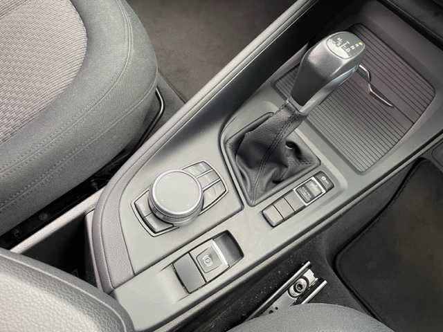 ＢＭＷ Ｘ１ 神奈川県 2017(平29)年 4.8万km パール ターボ/純正HDDナビ/・CD/DVD/BT/SD/リアビューカメラ/パークディスタンスコントロール/ETC内蔵バックミラー/前後ドライブレコーダー/オートマチックトランクリッド/インテリジェントセーフティ/・Cityブレーキ機能付き追突警告/・Cityブレーキ機能付き歩行者警告/・レーンデパーチャーウォーニング/横滑り防止機能/純正17インチAW/タイヤ空気圧警告システム/革巻きステアリング/プッシュEgスタート/ストップ/スマートキー×2/オートライト/純正LEDヘッドライト/フロント/バックフォグ/ターンランプ付き電動格納ドアミラー/純正フロアマット/取扱説明書