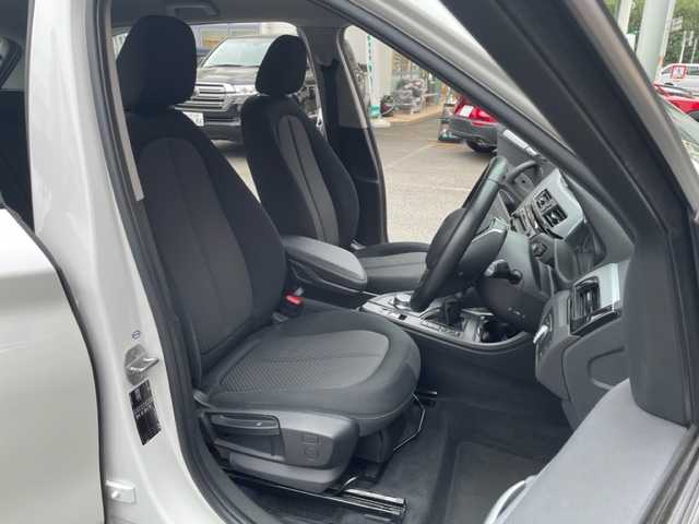 ＢＭＷ Ｘ１ 神奈川県 2017(平29)年 4.8万km パール ターボ/純正HDDナビ/・CD/DVD/BT/SD/リアビューカメラ/パークディスタンスコントロール/ETC内蔵バックミラー/前後ドライブレコーダー/オートマチックトランクリッド/インテリジェントセーフティ/・Cityブレーキ機能付き追突警告/・Cityブレーキ機能付き歩行者警告/・レーンデパーチャーウォーニング/横滑り防止機能/純正17インチAW/タイヤ空気圧警告システム/革巻きステアリング/プッシュEgスタート/ストップ/スマートキー×2/オートライト/純正LEDヘッドライト/フロント/バックフォグ/ターンランプ付き電動格納ドアミラー/純正フロアマット/取扱説明書