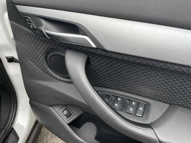 ＢＭＷ Ｘ１ 神奈川県 2017(平29)年 4.8万km パール ターボ/純正HDDナビ/・CD/DVD/BT/SD/リアビューカメラ/パークディスタンスコントロール/ETC内蔵バックミラー/前後ドライブレコーダー/オートマチックトランクリッド/インテリジェントセーフティ/・Cityブレーキ機能付き追突警告/・Cityブレーキ機能付き歩行者警告/・レーンデパーチャーウォーニング/横滑り防止機能/純正17インチAW/タイヤ空気圧警告システム/革巻きステアリング/プッシュEgスタート/ストップ/スマートキー×2/オートライト/純正LEDヘッドライト/フロント/バックフォグ/ターンランプ付き電動格納ドアミラー/純正フロアマット/取扱説明書