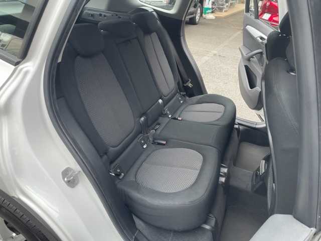 ＢＭＷ Ｘ１ 神奈川県 2017(平29)年 4.8万km パール ターボ/純正HDDナビ/・CD/DVD/BT/SD/リアビューカメラ/パークディスタンスコントロール/ETC内蔵バックミラー/前後ドライブレコーダー/オートマチックトランクリッド/インテリジェントセーフティ/・Cityブレーキ機能付き追突警告/・Cityブレーキ機能付き歩行者警告/・レーンデパーチャーウォーニング/横滑り防止機能/純正17インチAW/タイヤ空気圧警告システム/革巻きステアリング/プッシュEgスタート/ストップ/スマートキー×2/オートライト/純正LEDヘッドライト/フロント/バックフォグ/ターンランプ付き電動格納ドアミラー/純正フロアマット/取扱説明書