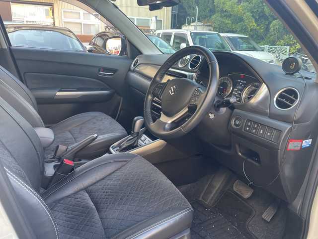 スズキ エスクード 1．4 ターボ 福岡県 2021(令3)年 3.2万km サバンナアイボリーメタリック/ブラック 2トーンルーフ 純正ナビ/純正フロアマット/ETC/ドライブレコーダー(前後）/クルーズコントロール/シートヒーター/パドルシフト/ダウンヒルアシスト/車線逸脱警報/車線逸脱制御/TV（フルセグ）/FM/AM/ipod/USB/Bluetooth/メモリーミュージック/SD/DISC/ハンズフリー/オートライト/プッシュスタート/電動格納ミラー/アイドリングストップ/横滑り防止/パーキングセンサー