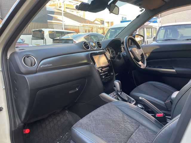 スズキ エスクード 1．4 ターボ 福岡県 2021(令3)年 3.2万km サバンナアイボリーメタリック/ブラック 2トーンルーフ 純正ナビ/純正フロアマット/ETC/ドライブレコーダー(前後）/クルーズコントロール/シートヒーター/パドルシフト/ダウンヒルアシスト/車線逸脱警報/車線逸脱制御/TV（フルセグ）/FM/AM/ipod/USB/Bluetooth/メモリーミュージック/SD/DISC/ハンズフリー/オートライト/プッシュスタート/電動格納ミラー/アイドリングストップ/横滑り防止/パーキングセンサー