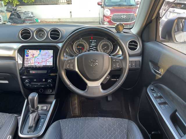 スズキ エスクード 1．4 ターボ 福岡県 2021(令3)年 3.2万km サバンナアイボリーメタリック/ブラック 2トーンルーフ 純正ナビ/純正フロアマット/ETC/ドライブレコーダー(前後）/クルーズコントロール/シートヒーター/パドルシフト/ダウンヒルアシスト/車線逸脱警報/車線逸脱制御/TV（フルセグ）/FM/AM/ipod/USB/Bluetooth/メモリーミュージック/SD/DISC/ハンズフリー/オートライト/プッシュスタート/電動格納ミラー/アイドリングストップ/横滑り防止/パーキングセンサー