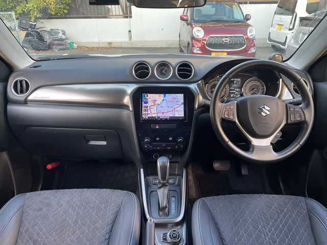 スズキ エスクード 1．4 ターボ 福岡県 2021(令3)年 3.2万km サバンナアイボリーメタリック/ブラック 2トーンルーフ 純正ナビ/純正フロアマット/ETC/ドライブレコーダー(前後）/クルーズコントロール/シートヒーター/パドルシフト/ダウンヒルアシスト/車線逸脱警報/車線逸脱制御/TV（フルセグ）/FM/AM/ipod/USB/Bluetooth/メモリーミュージック/SD/DISC/ハンズフリー/オートライト/プッシュスタート/電動格納ミラー/アイドリングストップ/横滑り防止/パーキングセンサー