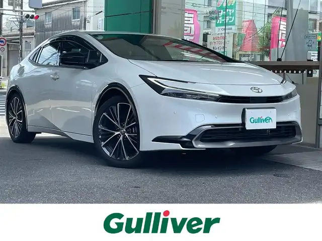 トヨタ プリウス Z 愛知県 2023(令5)年 0.9万km プラチナホワイトパールマイカ ワンオーナー/純正12.3インチディスプレイオーディオナビ/・地デジTV／Bluetooth/・Apple Car Play／Android Auto/パノラミックビューモニター/運転席メモリ付パワーシート/前席シートヒーター＆ベンチレーション/デジタルインナーミラー〈MOＰ〉/・前後方ドライブレコーダー/TOYOTA SAFETY SENSE/・プリクラッシュセーフティ/・レーントレーシングアシスト/・レーダークルーズコントロール/・ロードサインアシスト/・プロアクティブドライビングアシスト/・発進遅れ告知機能/・オートマチックハイビーム/ブラインドスポットモニター/トヨタチームメイト〈アドバンストパーク〉/パーキングサポートブレーキ/パワーバックドア/AC100V充電/ビルトインETC2.0/ステアリングヒーター/コーナーセンサー/純正19インチAW/スマートキー