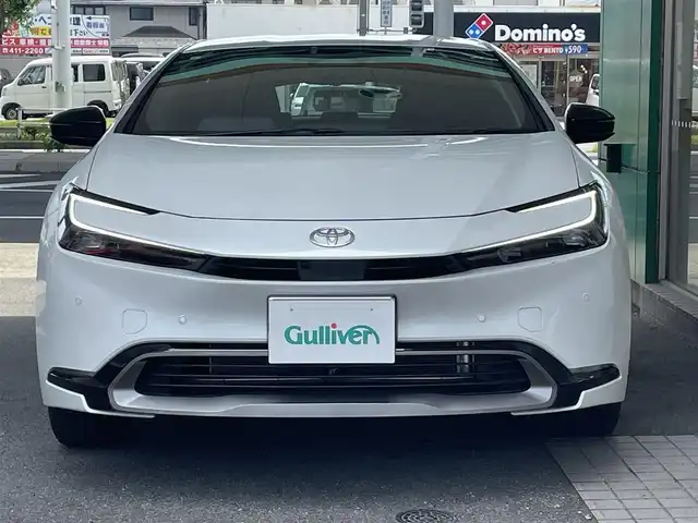 トヨタ プリウス Z 愛知県 2023(令5)年 0.9万km プラチナホワイトパールマイカ ワンオーナー/純正12.3インチディスプレイオーディオナビ/・地デジTV／Bluetooth/・Apple Car Play／Android Auto/パノラミックビューモニター/運転席メモリ付パワーシート/前席シートヒーター＆ベンチレーション/デジタルインナーミラー〈MOＰ〉/・前後方ドライブレコーダー/TOYOTA SAFETY SENSE/・プリクラッシュセーフティ/・レーントレーシングアシスト/・レーダークルーズコントロール/・ロードサインアシスト/・プロアクティブドライビングアシスト/・発進遅れ告知機能/・オートマチックハイビーム/ブラインドスポットモニター/トヨタチームメイト〈アドバンストパーク〉/パーキングサポートブレーキ/パワーバックドア/AC100V充電/ビルトインETC2.0/ステアリングヒーター/コーナーセンサー/純正19インチAW/スマートキー