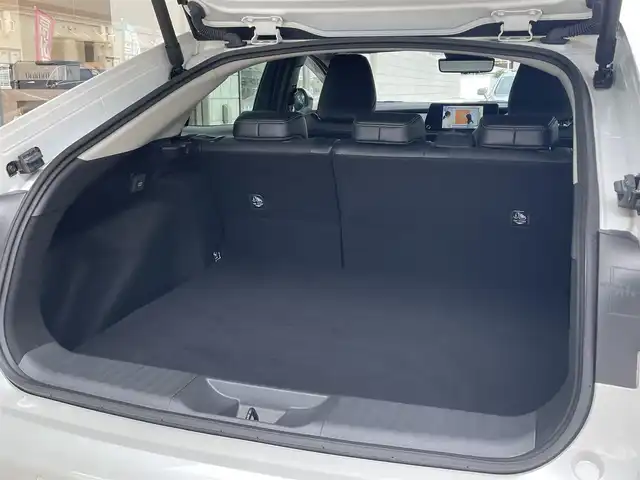 トヨタ プリウス Z 愛知県 2023(令5)年 0.9万km プラチナホワイトパールマイカ ワンオーナー/純正12.3インチディスプレイオーディオナビ/・地デジTV／Bluetooth/・Apple Car Play／Android Auto/パノラミックビューモニター/運転席メモリ付パワーシート/前席シートヒーター＆ベンチレーション/デジタルインナーミラー〈MOＰ〉/・前後方ドライブレコーダー/TOYOTA SAFETY SENSE/・プリクラッシュセーフティ/・レーントレーシングアシスト/・レーダークルーズコントロール/・ロードサインアシスト/・プロアクティブドライビングアシスト/・発進遅れ告知機能/・オートマチックハイビーム/ブラインドスポットモニター/トヨタチームメイト〈アドバンストパーク〉/パーキングサポートブレーキ/パワーバックドア/AC100V充電/ビルトインETC2.0/ステアリングヒーター/コーナーセンサー/純正19インチAW/スマートキー