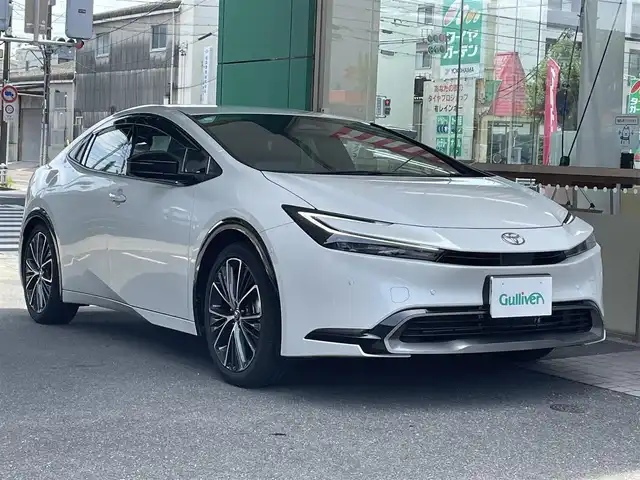 トヨタ プリウス Z 愛知県 2023(令5)年 0.9万km プラチナホワイトパールマイカ ワンオーナー/純正12.3インチディスプレイオーディオナビ/・地デジTV／Bluetooth/・Apple Car Play／Android Auto/パノラミックビューモニター/運転席メモリ付パワーシート/前席シートヒーター＆ベンチレーション/デジタルインナーミラー〈MOＰ〉/・前後方ドライブレコーダー/TOYOTA SAFETY SENSE/・プリクラッシュセーフティ/・レーントレーシングアシスト/・レーダークルーズコントロール/・ロードサインアシスト/・プロアクティブドライビングアシスト/・発進遅れ告知機能/・オートマチックハイビーム/ブラインドスポットモニター/トヨタチームメイト〈アドバンストパーク〉/パーキングサポートブレーキ/パワーバックドア/AC100V充電/ビルトインETC2.0/ステアリングヒーター/コーナーセンサー/純正19インチAW/スマートキー