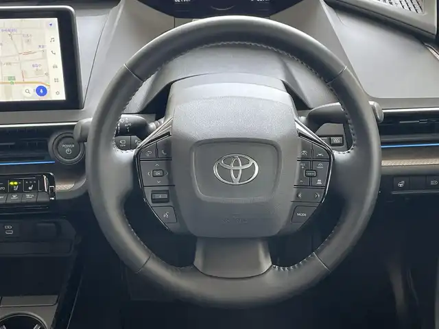 トヨタ プリウス Z 愛知県 2023(令5)年 0.9万km プラチナホワイトパールマイカ ワンオーナー/純正12.3インチディスプレイオーディオナビ/・地デジTV／Bluetooth/・Apple Car Play／Android Auto/パノラミックビューモニター/運転席メモリ付パワーシート/前席シートヒーター＆ベンチレーション/デジタルインナーミラー〈MOＰ〉/・前後方ドライブレコーダー/TOYOTA SAFETY SENSE/・プリクラッシュセーフティ/・レーントレーシングアシスト/・レーダークルーズコントロール/・ロードサインアシスト/・プロアクティブドライビングアシスト/・発進遅れ告知機能/・オートマチックハイビーム/ブラインドスポットモニター/トヨタチームメイト〈アドバンストパーク〉/パーキングサポートブレーキ/パワーバックドア/AC100V充電/ビルトインETC2.0/ステアリングヒーター/コーナーセンサー/純正19インチAW/スマートキー