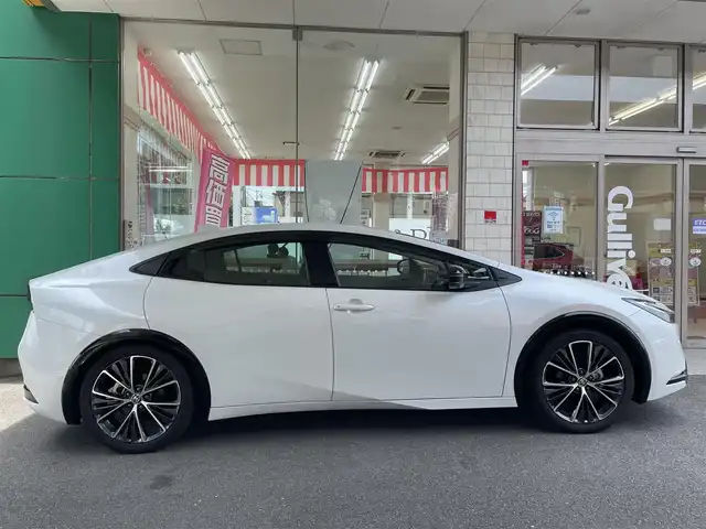 トヨタ プリウス Z 愛知県 2023(令5)年 0.9万km プラチナホワイトパールマイカ ワンオーナー/純正12.3インチディスプレイオーディオナビ/・地デジTV／Bluetooth/・Apple Car Play／Android Auto/パノラミックビューモニター/運転席メモリ付パワーシート/前席シートヒーター＆ベンチレーション/デジタルインナーミラー〈MOＰ〉/・前後方ドライブレコーダー/TOYOTA SAFETY SENSE/・プリクラッシュセーフティ/・レーントレーシングアシスト/・レーダークルーズコントロール/・ロードサインアシスト/・プロアクティブドライビングアシスト/・発進遅れ告知機能/・オートマチックハイビーム/ブラインドスポットモニター/トヨタチームメイト〈アドバンストパーク〉/パーキングサポートブレーキ/パワーバックドア/AC100V充電/ビルトインETC2.0/ステアリングヒーター/コーナーセンサー/純正19インチAW/スマートキー