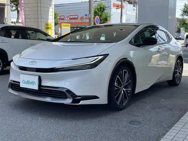トヨタ プリウス Z 愛知県 2023(令5)年 0.9万km プラチナホワイトパールマイカ ワンオーナー/純正12.3インチディスプレイオーディオナビ/・地デジTV／Bluetooth/・Apple Car Play／Android Auto/パノラミックビューモニター/運転席メモリ付パワーシート/前席シートヒーター＆ベンチレーション/デジタルインナーミラー〈MOＰ〉/・前後方ドライブレコーダー/TOYOTA SAFETY SENSE/・プリクラッシュセーフティ/・レーントレーシングアシスト/・レーダークルーズコントロール/・ロードサインアシスト/・プロアクティブドライビングアシスト/・発進遅れ告知機能/・オートマチックハイビーム/ブラインドスポットモニター/トヨタチームメイト〈アドバンストパーク〉/パーキングサポートブレーキ/パワーバックドア/AC100V充電/ビルトインETC2.0/ステアリングヒーター/コーナーセンサー/純正19インチAW/スマートキー