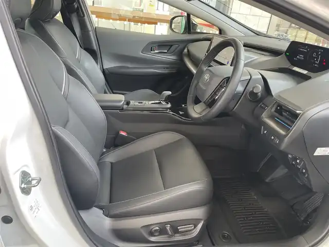 トヨタ プリウス Z 愛知県 2023(令5)年 0.9万km プラチナホワイトパールマイカ ワンオーナー/純正12.3インチディスプレイオーディオナビ/・地デジTV／Bluetooth/・Apple Car Play／Android Auto/パノラミックビューモニター/運転席メモリ付パワーシート/前席シートヒーター＆ベンチレーション/デジタルインナーミラー〈MOＰ〉/・前後方ドライブレコーダー/TOYOTA SAFETY SENSE/・プリクラッシュセーフティ/・レーントレーシングアシスト/・レーダークルーズコントロール/・ロードサインアシスト/・プロアクティブドライビングアシスト/・発進遅れ告知機能/・オートマチックハイビーム/ブラインドスポットモニター/トヨタチームメイト〈アドバンストパーク〉/パーキングサポートブレーキ/パワーバックドア/AC100V充電/ビルトインETC2.0/ステアリングヒーター/コーナーセンサー/純正19インチAW/スマートキー